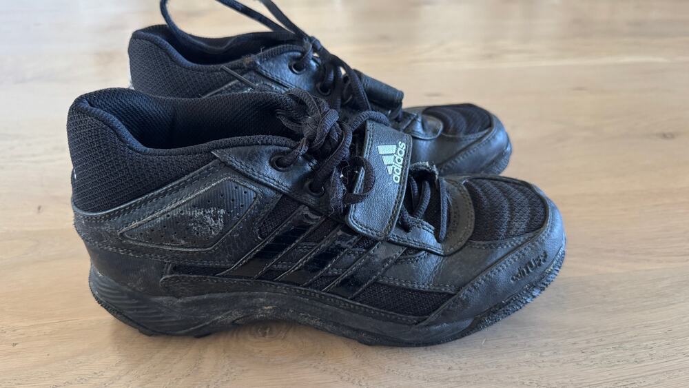 Adidas Corner Blitz 7 athletic football cleat
Black men’s size 6